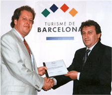 Recebendo de Raimon Martinez Fraile, diretor geral da Turisme de Barcelona, o Certificado de Conclusão de estágio na Turisme de Barcelona