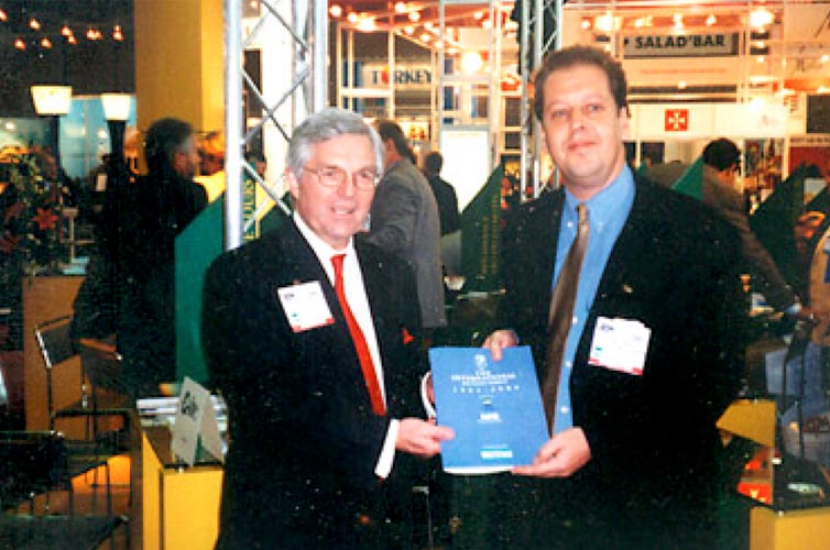 1998 | Diretor do SPCVB, Com Tom Hulton, CEO da ICCA, na EIBTM em Genebra recebendo o Ranking ICCA daquele ano, em que pela primeira vez na história a cidade de São Paulo assume a liderança brasileira em eventos internacionais realizados