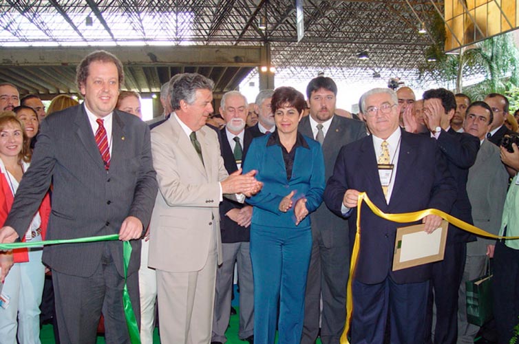 2003 | Presidente da EMBRATUR  na Abertura da Feira ABAV no RJ, com o Ministro Mares Guia, Governadora Rosinha Garotinho e Tasso Gadzanis, Presidente ABAV