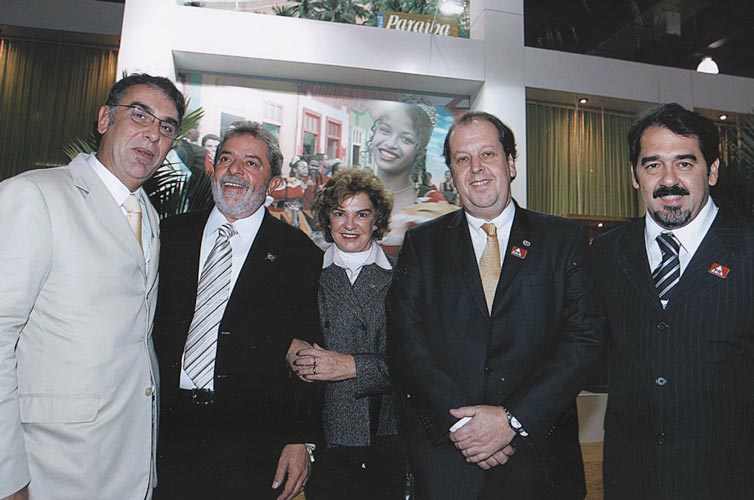 2004 | Da esquerda para a direita: José Zuquim, presidente da Braztoa, Presidente Lula e sua esposa Marisa, Eduardo Sanovicz, presidente da Embratur, e Airton Pereira, diretor de Turismo, Lazer e Incentivos da Embratur