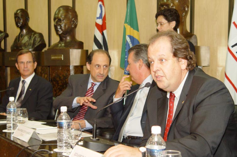 2005 | Da direita para a esquerda: presidente da Embratur com Mares Guia, Ministro do Turismo, Paulo Skaf, presidente da Fiesp e Luiz Fernando Furlan, Ministro do Desenvolvimento, Indústria e Comércio, no lançamento do Plano Aquarela e Marca Brasil