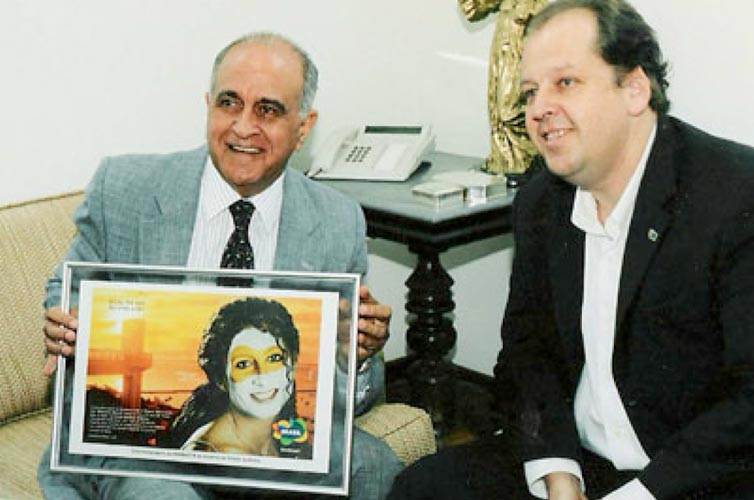 2005 | Presidente da Embratur, em Salvador (BA), entregando ao Governador Paulo Souto a imagem da primeira campanha com Marca Brasil e Plano Aquarela