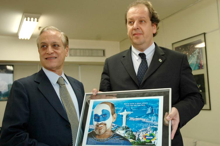 2005 | Presidente da Embratur, entregando a Rubem Medina, Presidente da Riotur, a imagem do Rio na primeira campanha com Marca Brasil e Plano Aquarela
