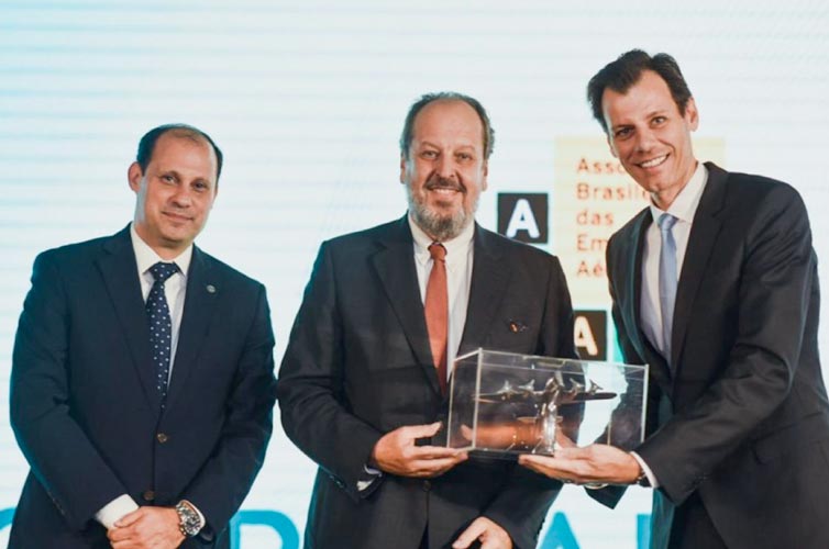 2019 | Prêmio ABEAR de Jornalismo 2019, com o secretário de Aviação Civil, Ronei Glanzmann (dir.) e o diretor-presidente da ANAC, José Ricardo Botelho (esq.)