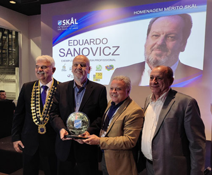 Sanovicz recebe o Mérito Skål, reconhecimento pela trajetória profissional marcada por valiosas contribuições ao setor de viagens e turismo
